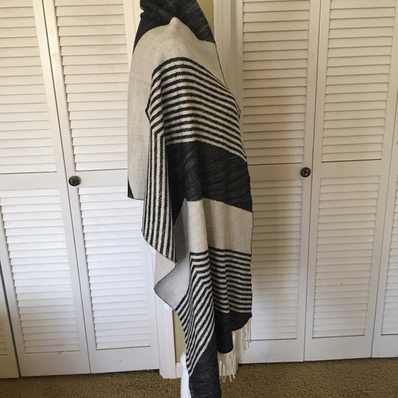 Gap Cozy Chevron Snow Cap Large Scarf or Blanket Wrap Soft Black and White - Picture 4 of 8